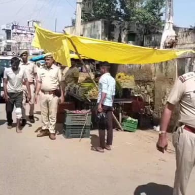 कठूमर: कठूमर थाना पुलिस ने फायरिंग के आरोपी की कठूमर में कराई परेड, लंगड़ाते हुए आरोपी चला
