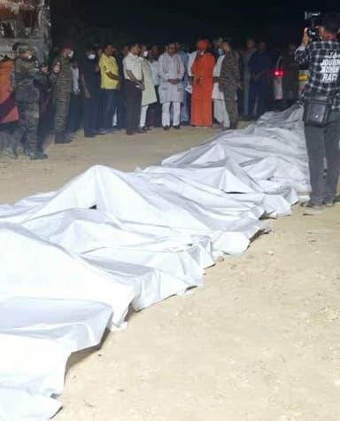#हादसा
ये शव उन लोगों के हैं जो जैसलमेर से एसी बस में रवाना हुए थे।
मंजिल पर पहुंचने से पहले ही मौत ने आ घेरा।