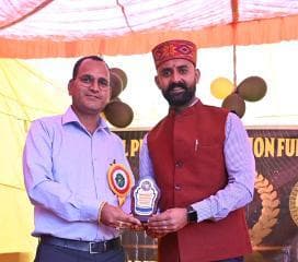 ब्राइट करियर पब्लिक स्कूल, छतराड़ी के वार्षिक पारितोषिक वितरण समारोह में शामिल होने का अवसर मिला। इस मंच पर सम्मान के लिए मैं विद्यालय के प्रबंधक अनूप ठाकुर जी, सभी शिक्षकों एवं विद्यालय परिवार का हृदय से आभार व्यक्त करता हूँ।