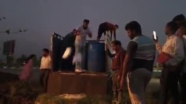 खतौली: मंसूरपुर क्षेत्र के हाईवे मार्ग पर पर्व को ध्यान में रखते हुए खाद्य विभाग ने पनीर की गाड़ी पकड़ी