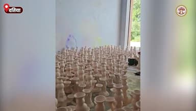 स्वदेशी दीपों से जगमगाती दीपावली
परंपरा, परिश्रम और स्वदेशी का सुंदर संगम।
75 वर्षीय #दतिया के श्री रामबाबू प्रजापति —...