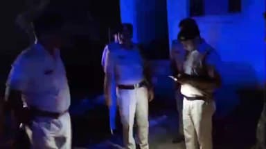 पिपराही: एसपी ने मंगलवार देर रात धनकोल बॉर्डर पर विधि व्यवस्था का जायजा लिया, चेक पोस्ट की जांच की