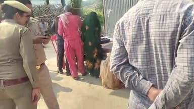 जिला महोबा ब्लाक चरखारी खाद से  जूझ रहे हैं किसान कोई मदद करनेवाला नहीं