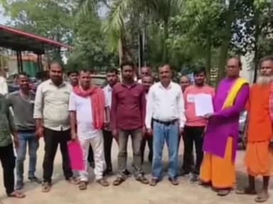 शाहपुर के किसानों ने कलेक्ट्रेट पहुंचकर बैराज की लीज निरस्त करने की मांग।