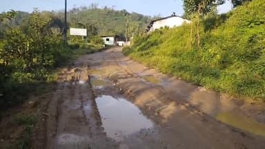 வால்பாறை: ஓட்டு கேட்டு உள்ளே வராதீங்க 30 ஆண்டுகளாக சாலை வசதி இன்றி தவிக்கும் உபாசி கிராம மக்கள்