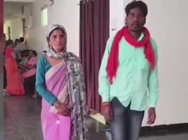 मजदूर के जनधन खाते से 2 करोड़ का ट्रांजेक्शन बैंक अकाउंट होल्ड।