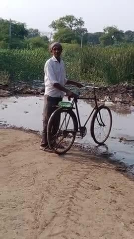 दिवाली पर भी ग्राम धगुवा कला में जालौन उत्तर प्रदेश गंदगी है सफाई की कोई