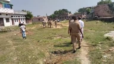लेखपाल की मनमानी पर भड़के गाँव वाले तो लेखपाल सहित भागे पुलिस फोस
ग्राम बलुआ पो० मुबारकपुर जिला आजमगढ़