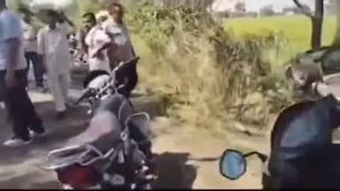 बवानी खेड़ा: गांव सुई में कार अनियंत्रित होकर खाई में उतरी, पेड़ से टकराई, चार लोग घायल