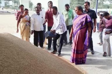 బెజ్జంకి: బెజ్జంకి వ్యవసాయ మార్కెట్ కమిటీ లో వరి ధాన్యం కొనుగోలు ప్రక్రియను క్షేత్ర స్థాయిలో పరిశీలించిన కలెక్టర్ హైమావతి