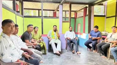 শদিয়া: পুৰণি লখিমপুৰীয়া গাঁৱত মৃতকৰ পৰিয়ালৰ বাসগৃহত উপস্থিত হৈ  পৰিয়ালবৰ্গক সমবেদনা জ্ঞাপন বিধায়ক বলীন চেতিয়াৰ