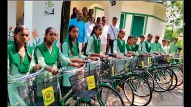 पदमा: बीआरसी बरही में राजकीय उत्क्रमित मध्य विद्यालय खेरोन के छात्रों को साइकिल का वितरण