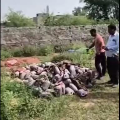 कठूमर: कठूमर कस्बे के लक्ष्मणगढ़ रोड स्थित कंपनी में खाद्य सुरक्षा विभाग ने की छापामारी, खराब सोस और पल्प को कराया नष्ट