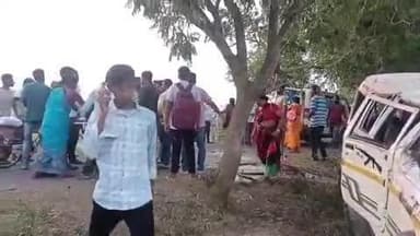 କୁଜଙ୍ଗ: ବରଯାତ୍ରୀ ନେଇ ଆସିଥିବା ବୋଲୋର ଗାଡ଼ି ବାଲିତୁଠ - ଗଡ଼କୁଜଙ୍ଗ ରାସ୍ତାରେ ଦୁର୍ଘଟଣା ଗ୍ରସ୍ତ , ୫ ଜଣ ଆହାତ