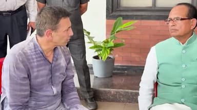 बोरी कांधे पर रख #JituPatwari #shivrajsinghchohan के घर पहुंचे, बोले, हमें भावांतर नहीं, भाव चाहिए!