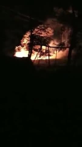 कायमगंज फर्रुखाबाद गांव मदनपुर में लगी आग 3:30 बजे पूरा कर मच गया लाइन कतर के जमीन पर गिर गई आग लग गई खेतों मे