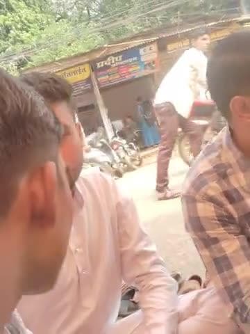 आज हनुमान चौराहे पर तहसील एवं एसडीएम कार्यालय को यथावत स्थान से  अन्य स्थान पर ले जाने के विरोध में धरना प्रदर्शन #गुना
