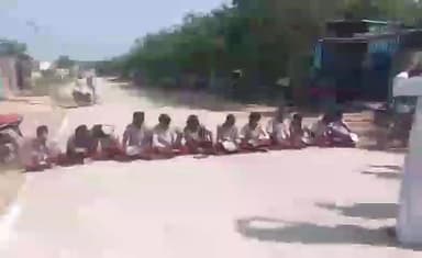 మల్దకల్: ఆలూరు జిల్లా పరిషత్ ఉన్నత పాఠశాలలో త్రాగునిటీ కోసం రహదారిపై బైఠాయించి నిరసన తెలిపిన విద్యార్థులు