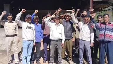 बाराकोट: रोडवेज के नियमित और बाह्य स्रोत कर्मियों ने वेतन सहित विभिन्न मांगों को लेकर काला फीता बांधकर किया प्रदर्शन