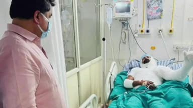 धोरीमन्ना: गुड़ामालानी विधायक के. के. बिश्नोई ने सिणधरी हादसे में घायल पूर्व छात्र संघ अध्यक्ष के स्वास्थ्य की जानकारी ली