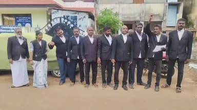 கந்தர்வகோட்டை: மெட்ராஸ் உயர்நீதிமன்ற வழக்கறிஞர் தாக்கப்பட்டதை கண்டித்து நீதிமன்ற வாசலில் வழக்கறிஞர்கள் ஆர்ப்பாட்டம் தமிழக முதல்வர் பதவி விலக போராட்டம்