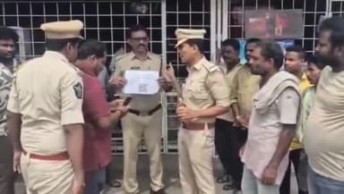 తణుకు: సురక్ష యాప్ పై మద్యం ప్రియులకు అవగాహన కల్పించిన పట్టణ ఎక్సైజ్ సీఐ మణికంఠ