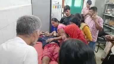 घोसी: शर्मा गांव के शिक्षक विद्यालय जाते समय सड़क दुर्घटना में हुए घायल, घोसी पीएचसी से रेफर