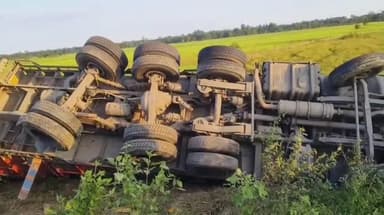 চাবুৱা: দিনজয় চাৰিলেন যুক্ত ৰাষ্ট্ৰীয় ঘাইপথত ইটা ভৰ্তি ট্ৰাক দুৰ্ঘটনাগ্ৰস্ত, আহত চালক সহ হেণ্ডিমেন