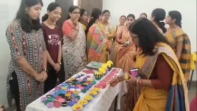 🔹शासकीय कन्या महाविद्यालय #कटनी में प्रदर्शनी आयोजित।
🔹"वोकल फॉर लोकल" थीम के अंतर्गत छात्राओं ने हस्तनिर्मित उत्पादों ...