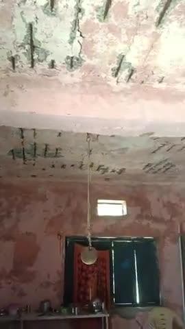 बेगूं तहसील के राजगढ़ पंचायत में स्थित डेकड़ी खेड़ा आंगनवाड़ी केन्द्र की छत से कंक्रीट नीचे गिरते हैं, फिर भी बच्चे व स्