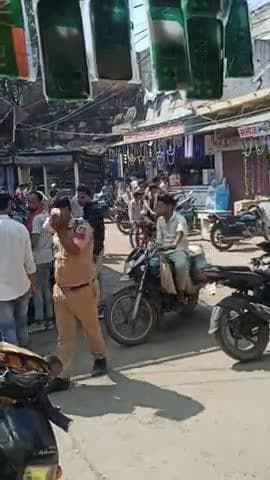 सुपरमार्केट दतिया में बीच रोड पर  गाड़ियों को पुलिसकर्मी द्वारा साइड में किया जाना एक यह बहुत अच्छी पहल है