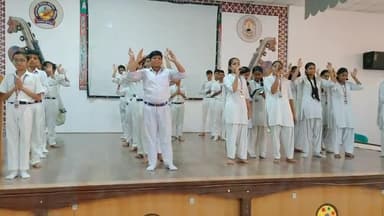 आनन्दराम ढांढनियाँ सरस्वती विद्या मंदिर, भागलपुर में भैया -बहनों ने लोक आस्था का महापर्व छठ पर गीत का शानदार प्रस्तुति।