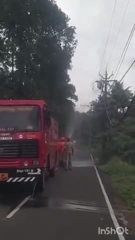 റാന്നി: റാന്നി മന്ദിരം പടി കുത്തുകല്ലിങ്കൽ തിരുവാഭരണ പാതയിൽ KSEB കേബിളിന് തീ പിടിച്ചു