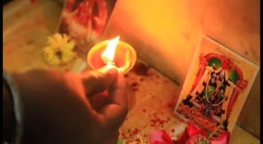 மாதவரம்: மாதவரம் 16வது வட்டத்தில் மாநகராட்சி பள்ளிகளுக்கு காலை உணவு தயாரிக்கும் ஊழியர்களுக்கு திமுக பகுதி செயலாளர் தீபாவளி பரிசு வழங்கினார்.