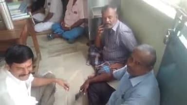 அவிநாசி: திருமுருகன்பூண்டி நகராட்சி அலுவலகத்தில் மார்க்சிஸ்ட் கம்யூனிஸ்ட் கட்சியினர் உள்ளிருப்பு போராட்டத்தில் ஈடுபட்டனர்