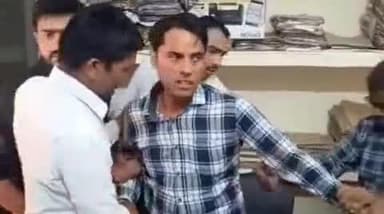 मुगलसराय: मुगलसराय में फायर ब्रिगेड के कॉन्स्टेबल को सतर्कता अधिष्ठान की टीम ने रिश्वत लेते किया गिरफ्तार