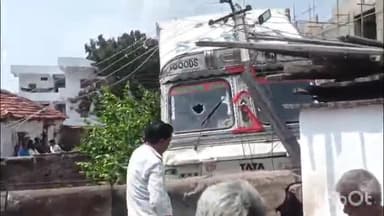 గంగాధర: గర్షకుర్తి గ్రామంలోని ఓ ఇంట్లోకి దూసుకొచ్చిన భారీ ట్రక్కు.. విరిగిన విద్యుత్ స్తంభం, కూలిన రెండు ఇండ్ల ప్రహారి గోడలు