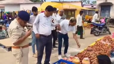 इछावर: जिले के श्यामपुर के मुख्य बाजार में नायब तहसीलदार और थाना प्रभारी ने पटाखा दुकानों का किया निरीक्षण, दिए दिशा निर्देश