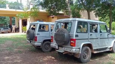 ಹೆಗ್ಗಡದೇವನಕೋಟೆ: ಹುಲಿ ದಾಳಿ ಪ್ರಕರಣ ಅರಣ್ಯ ಇಲಾಖೆ ವಾಹನಗಳ ಮೇಲೆ ಕಲ್ಲುತೂರಾಟ ಗಾಜುಗಳು ಪುಡಿಪುಡಿ.