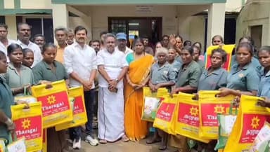 இலுப்பூர்: அன்னவாசல் பேரூராட்சியில் பணியாற்றும் தூய்மை பணியாளர்களுக்கு பேரூராட்சி அலுவலகத்தில் திமுக சார்பாக நலத்திட்ட உதவிகள் வழங்கப்பட்டது