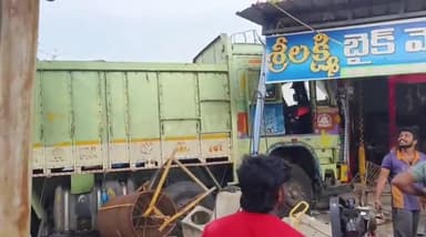 నాగారం: నాగారం మండల కేంద్రంలో షాపులోకి దూసుకెళ్లిన లారీ