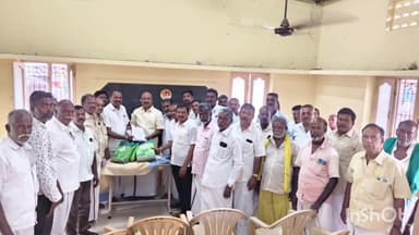 போடிநாயக்கனூர்: பூதிப்புரம் பேரூராட்சியில் திமுகவினர் மற்றும் கிராம மக்களுக்கு பேரூர் தலைவர் தீபாவளி பரிசு வழங்கினார்