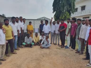 నర్సాపూర్: కొండాపూర్ నుండి జిన్నారం వెళ్లే రహదారిపై కాగజ్ మద్దూర్ విద్యార్థులు గ్రామస్తులు ధర్నా కోళ్ల వ్యర్ధాలతోదుర్వాసన