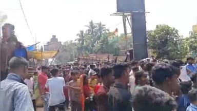 ময়ূরেশ্বর ২: তৃণমূলের পতাকা হাতে শোভা যাত্রা করে ষাটপলসায় লক্ষ্মী প্রতিমা বিসর্জন