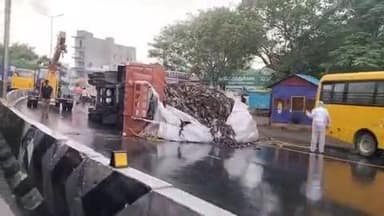 பல்லடம்: பேருந்து நிறுத்தம் அருகே சாலையில் கவிழ்ந்த குப்பை லாரியால் போக்குவரத்து பாதிப்பு ஏற்பட்டது