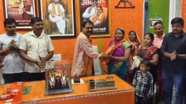 अक्कलकुवा: वाडीबार उपसरपंच सह शेकडो काँग्रेस कार्यकर्त्यांचा शिवसेना शिंदे गटात शिवसेना कार्यालयात प्रवेश