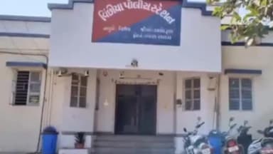 વિંછીયા: વિંછિયા પોલીસે વિદેશી દારૂના જથ્થા સાથે કાર જપ્ત કરી, આરોપી ફરાર,કુલ ₹5,02,800નો મુદ્દામાલ કબજે કરવામાં આવ્યો