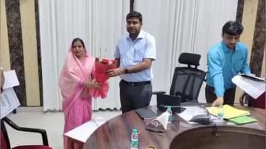गोला: बड़हलगंज की चेयरमैन ने पटरी व्यवसायियों को व्यवस्थित कर विक्रय केंद्र बनाने की मांग को लेकर जिलाधिकारी को सौंपा ज्ञापन