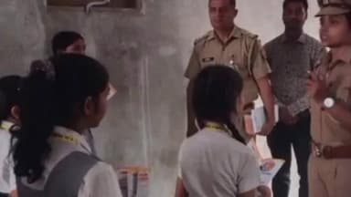 गोला: गोला पुलिस ने छात्राओं को सुरक्षा के गुर सिखाए, मिशन शक्ति और साइबर जागरूकता अभियान के तहत किया जागरूक