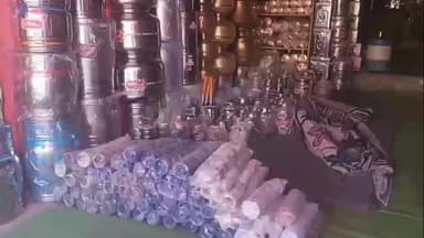 अमानगंज: त्योहार को लेकर व्यापारियों ने पुरानी बस स्टैंड में बाजार सजाया, ग्राहक न आने से दुकानदारों में मायूसी